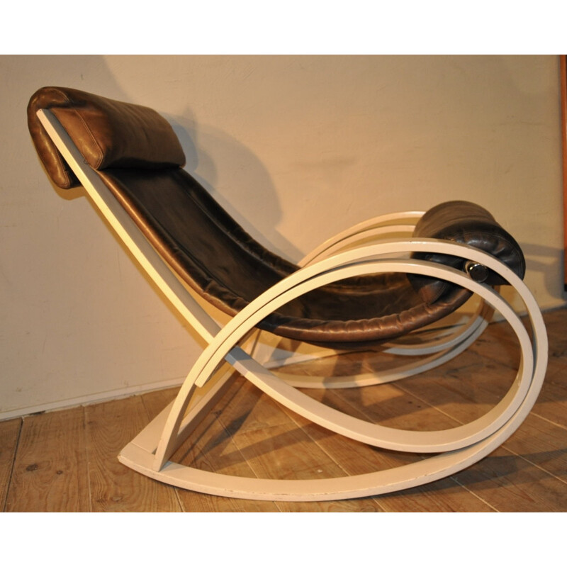 Chaise à bascule en bois et cuir havane de Gae Aulenti - 1960