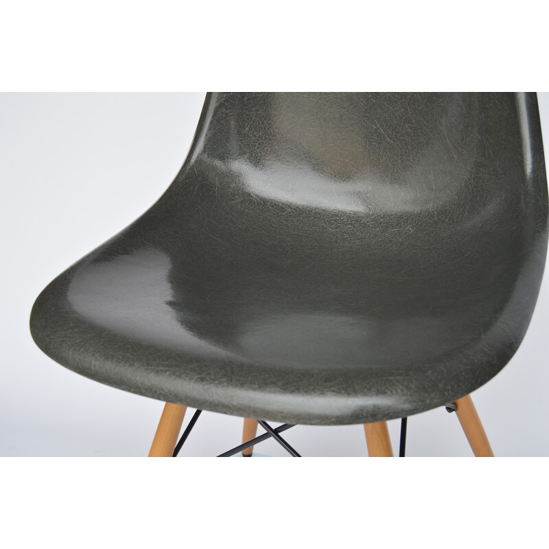 Ensemble de 4 chaises à repas DSW en fibre de verre et en érable par Eames - 1950