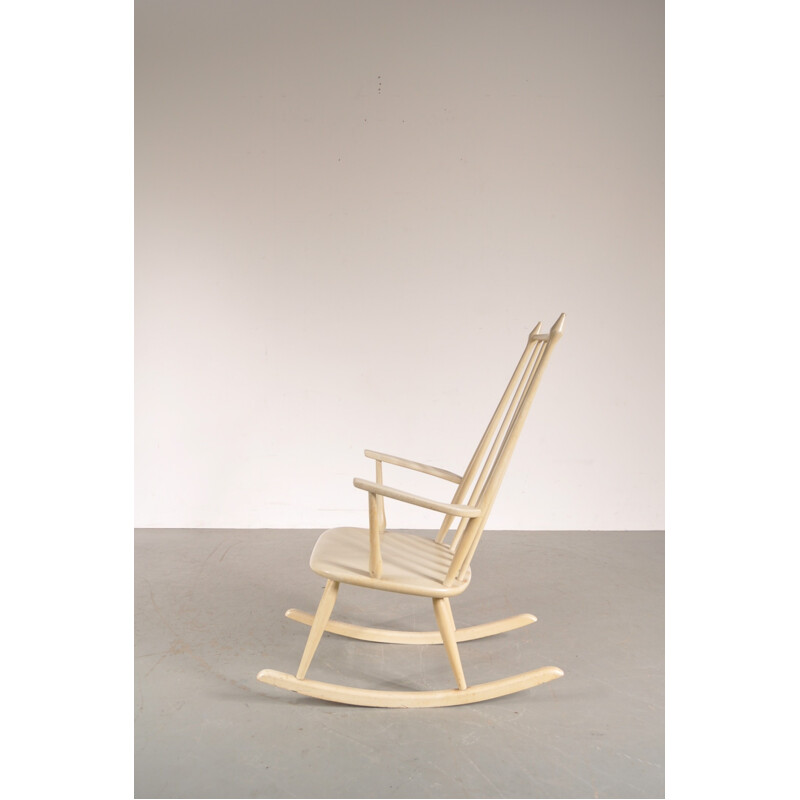 Chaise à bascule en bois blanc scandinave Nesto - 1950