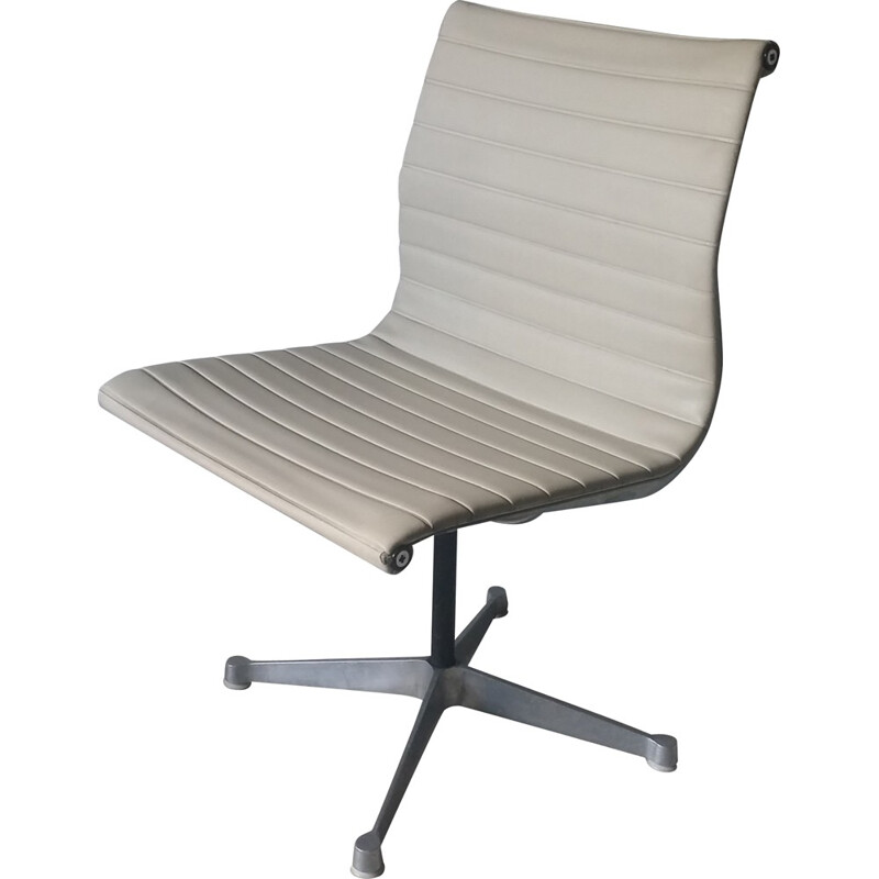 Chaise beige en simili cuir et en aluminium par Eames pour Herman Miller - 1960