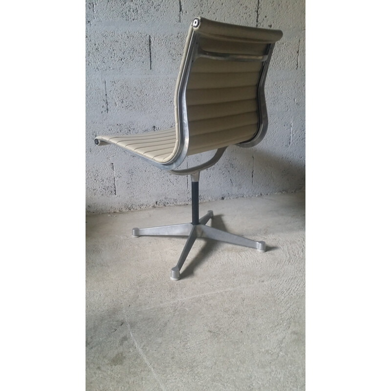 Aluminium beige chair in leatherette and aluminium by Eames for Herman Miller - 1960s