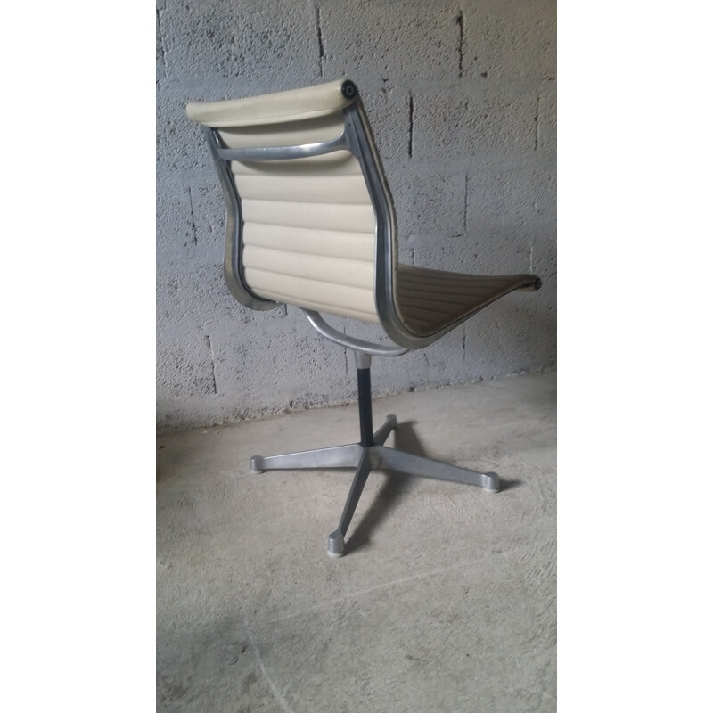 Aluminium beige chair in leatherette and aluminium by Eames for Herman Miller - 1960s