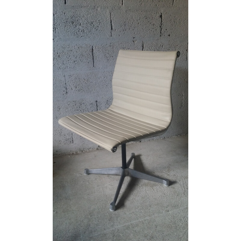 Aluminium beige chair in leatherette and aluminium by Eames for Herman Miller - 1960s