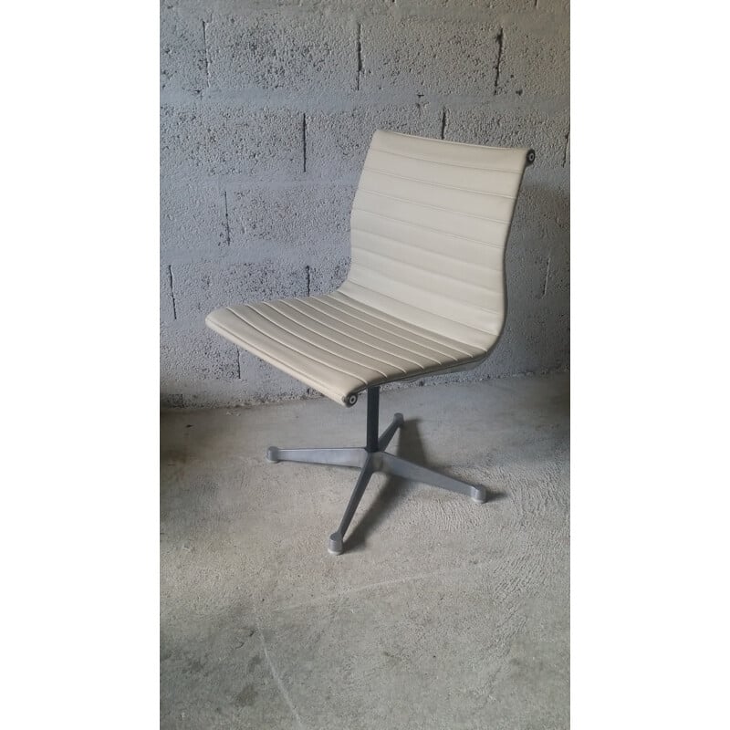 Chaise beige en simili cuir et en aluminium par Eames pour Herman Miller - 1960