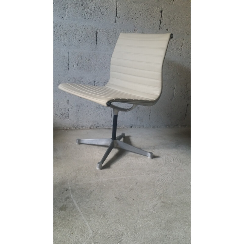 Chaise beige en simili cuir et en aluminium par Eames pour Herman Miller - 1960