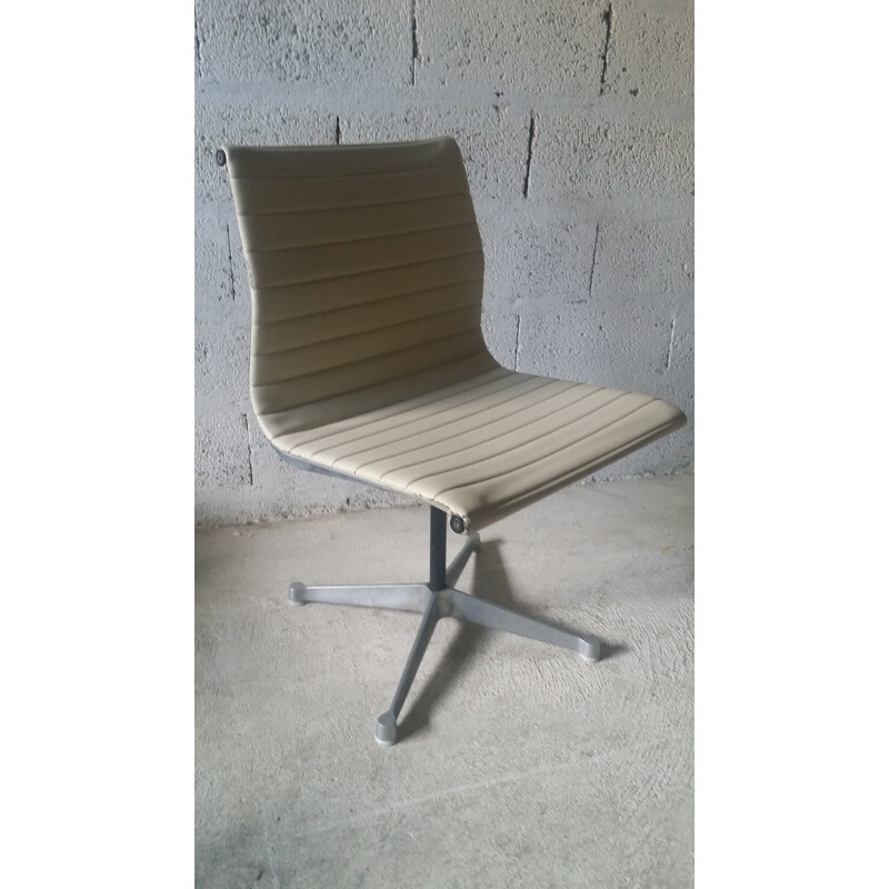 Chaise beige en simili cuir et en aluminium par Eames pour Herman Miller - 1960