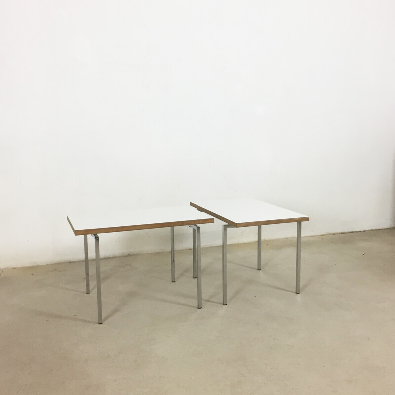Modernistischer Satz von 2 stapelbaren Tischen von Trix und Robert Haussmann - 1950