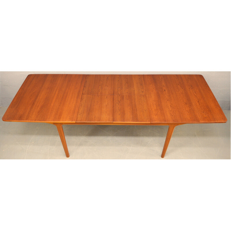 Mid-Century "T5" teak dining table produced by McIntosh - 1960s