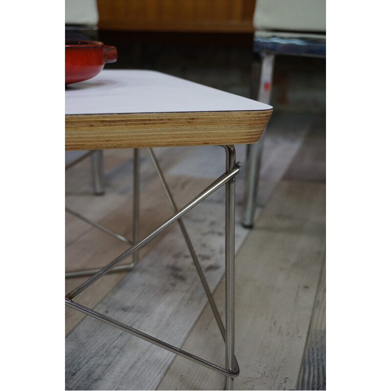 Table d'appoint "LTR" blanche en bois et en chrome de Eames - 1970