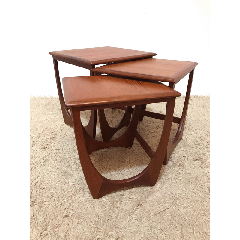 Suite de 3 tables gigognes modèle Astro de Victor Wilkins - 1960