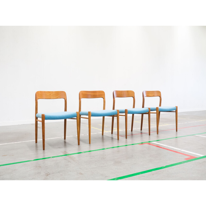 Ensemble de 4 chaises en chêne modèle 75 de Niels Otto Møller - 1950