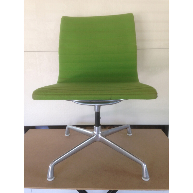 Apple green "EA 105" chair, Charles & Ray EAMES - 1970s