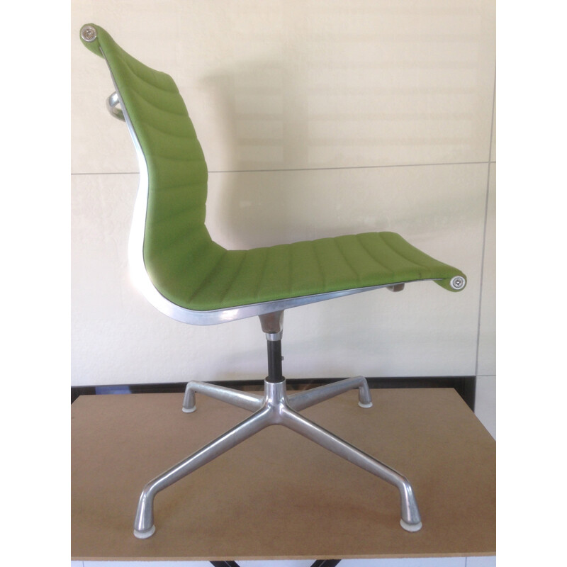 Apple green "EA 105" chair, Charles & Ray EAMES - 1970s