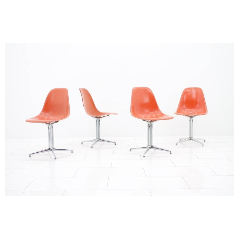 Suite de 4 chaises latérales en fibre de verre avec socle de la Fonda de Charles et Ray Eames - 1960
