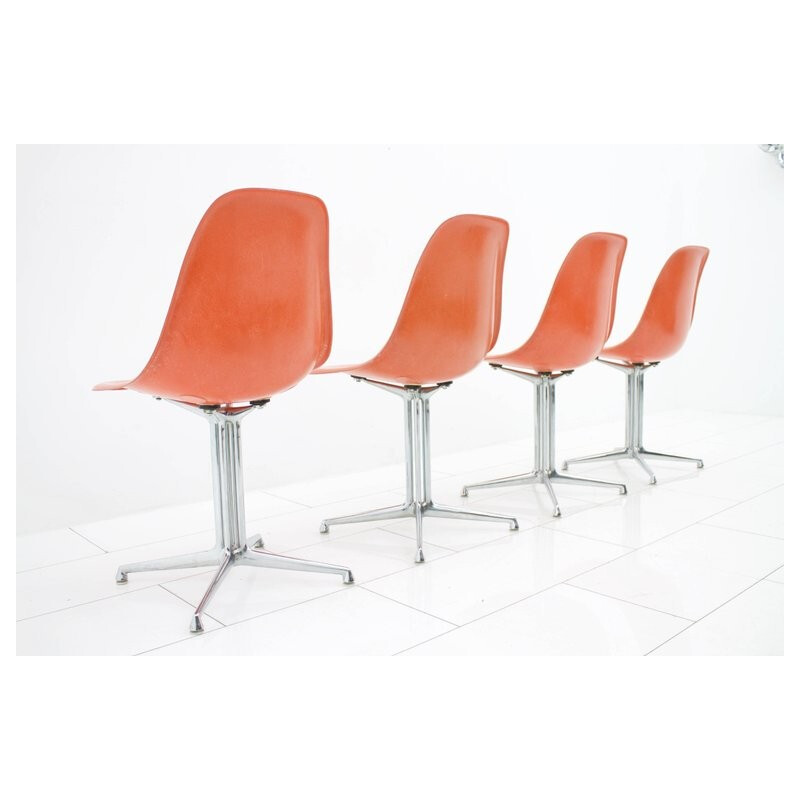 Suite de 4 chaises latérales en fibre de verre avec socle de la Fonda de Charles et Ray Eames - 1960