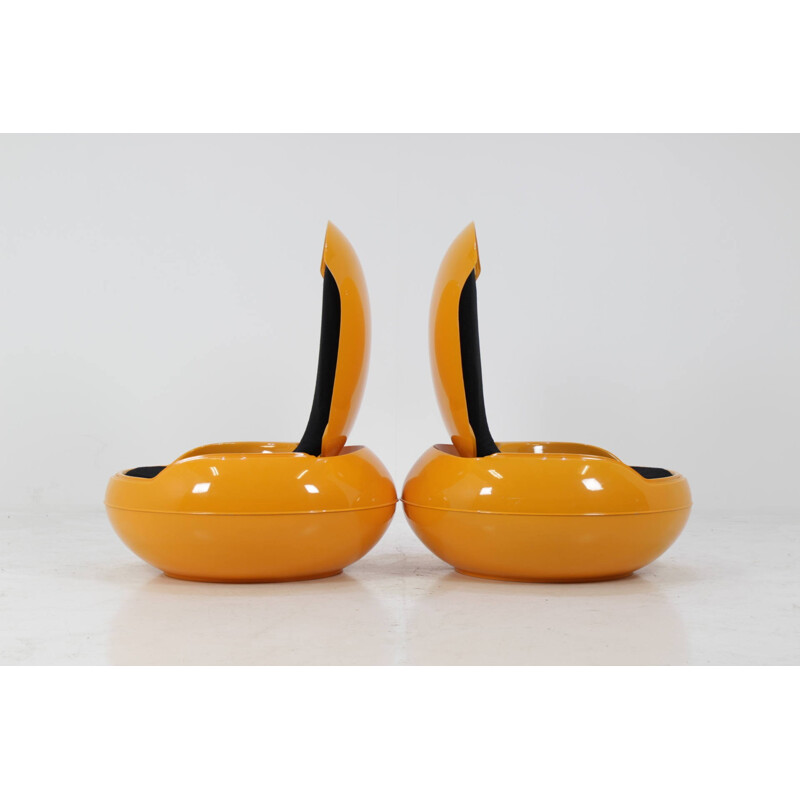 Pair of "Garden Egg" chairs with table, Peter Ghyczy - 1968