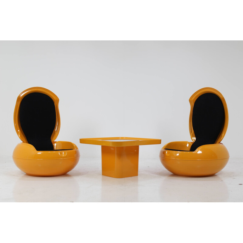 Pair of "Garden Egg" chairs with table, Peter Ghyczy - 1968