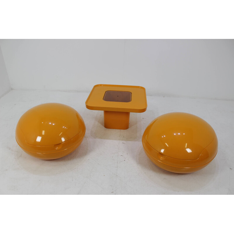 Pair of "Garden Egg" chairs with table, Peter Ghyczy - 1968