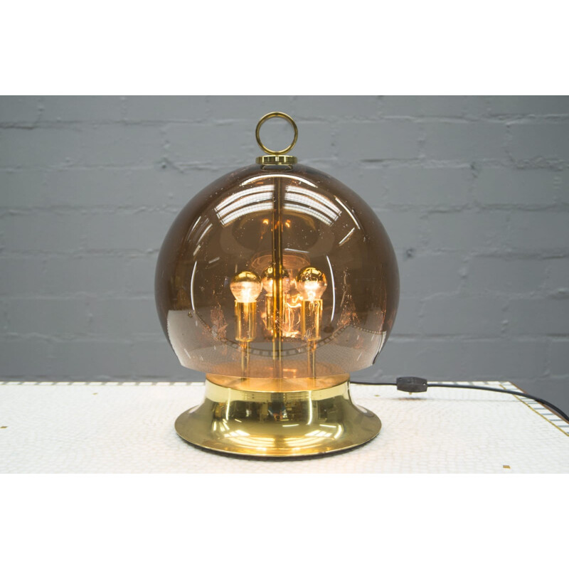 Lámpara vintage dorada con globo ahumado y soplado, 1960