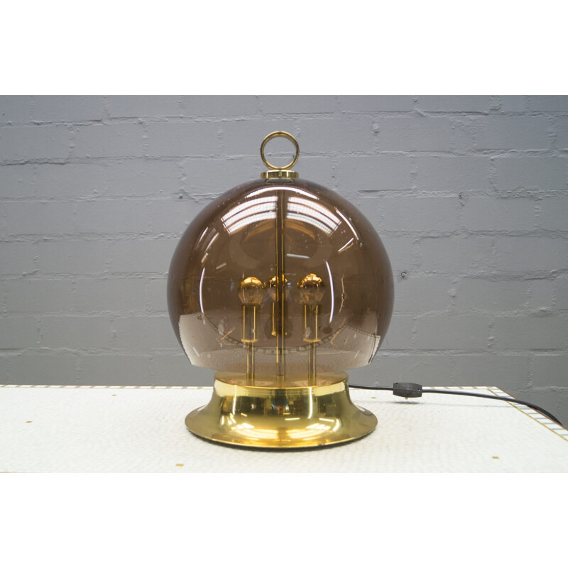 Lampe dorée vintage avec un globe fumé et soufflé, 1960