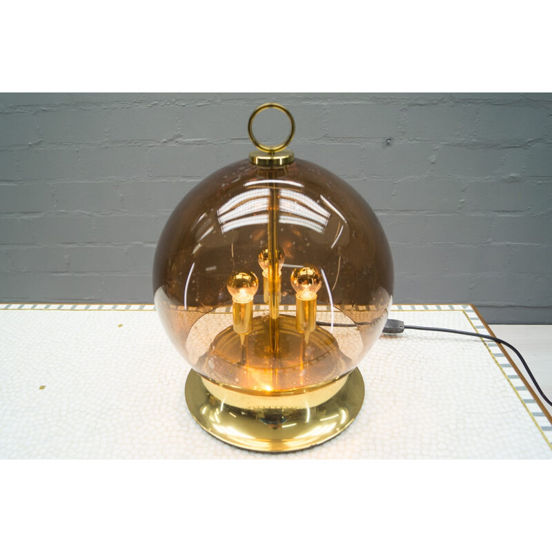 Lámpara vintage dorada con globo ahumado y soplado, 1960