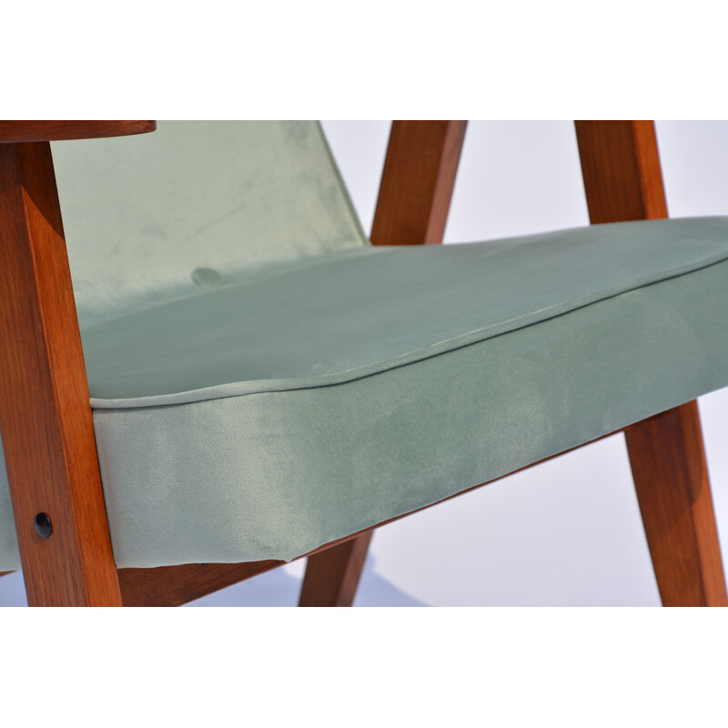 Petit fauteuil en velours vert menthe de J. Chierowski - 1960