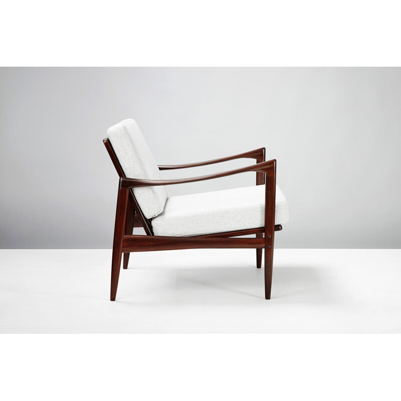 Paire de fauteuils larges blanc d'Ib Kofod-Larsen - 1960