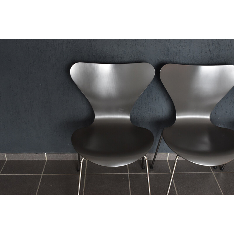 Set of 4 "3107" stacking chairs in dark grey by Arne Jacobsen for Fritz Hansen - 1950s