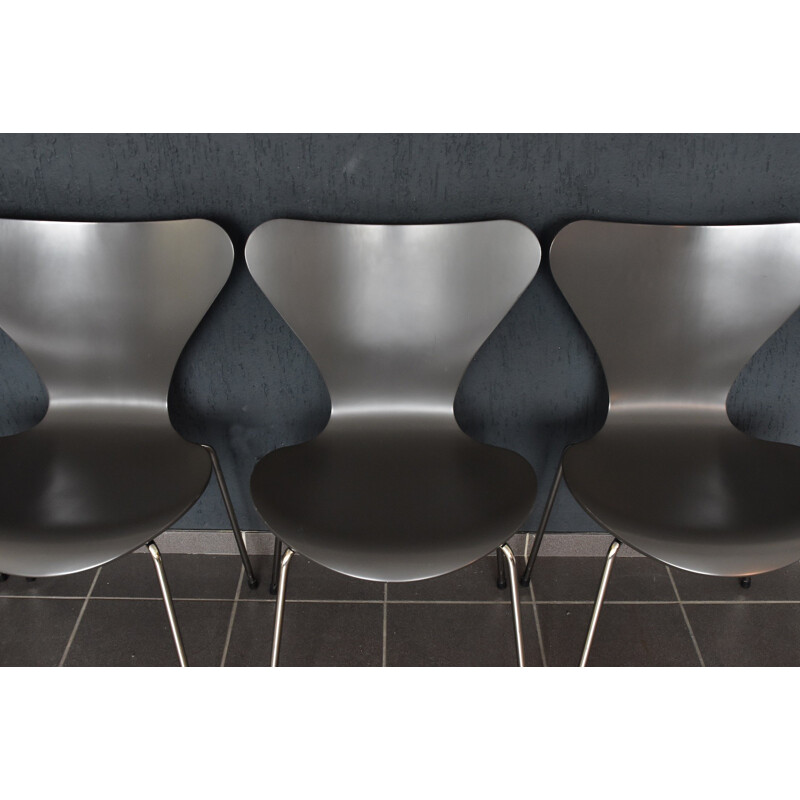 Suite de 4 chaises empilables "3107" en gris foncé d'Arne Jacobsen pour Fritz Hansen - 1950