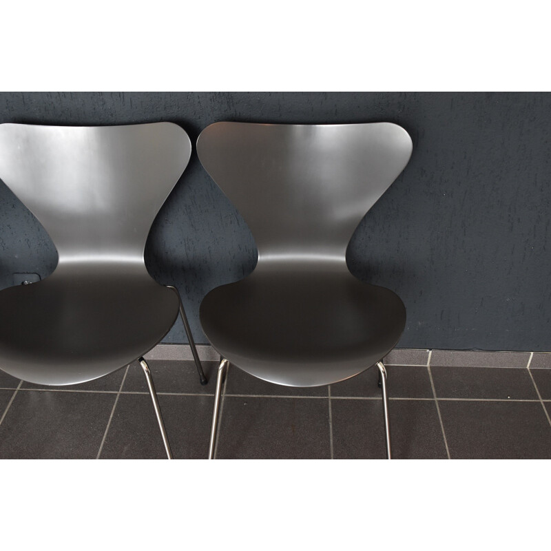 Set of 4 "3107" stacking chairs in dark grey by Arne Jacobsen for Fritz Hansen - 1950s