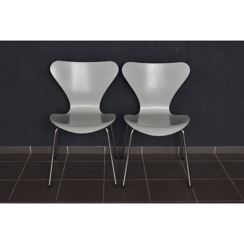 Pair of "3107" stacking chairs in light grey by Arne Jacobsen for Fritz Hansen - 1950s