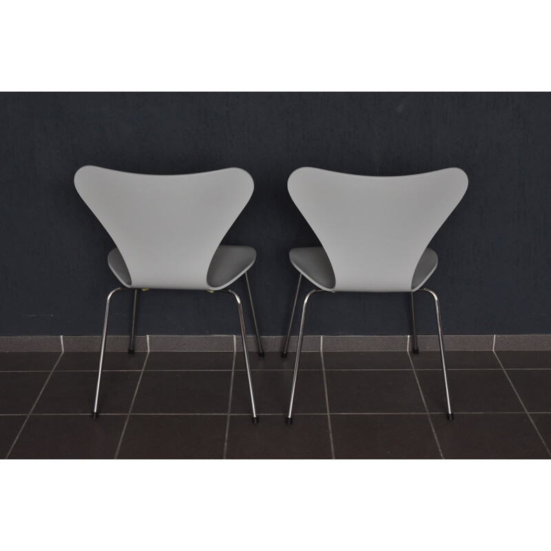 Pair of "3107" stacking chairs in light grey by Arne Jacobsen for Fritz Hansen - 1950s