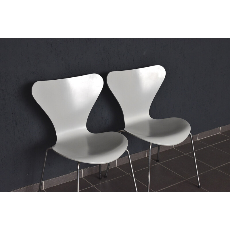 Pair of "3107" stacking chairs in light grey by Arne Jacobsen for Fritz Hansen - 1950s
