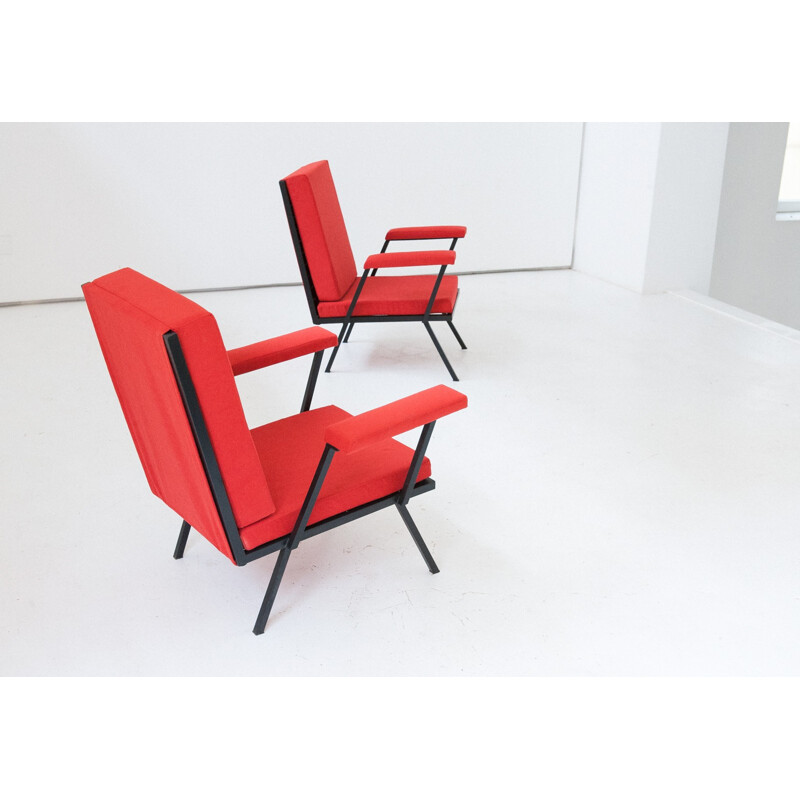 Paire de fauteuils en fer et en tissu rouge - 1950