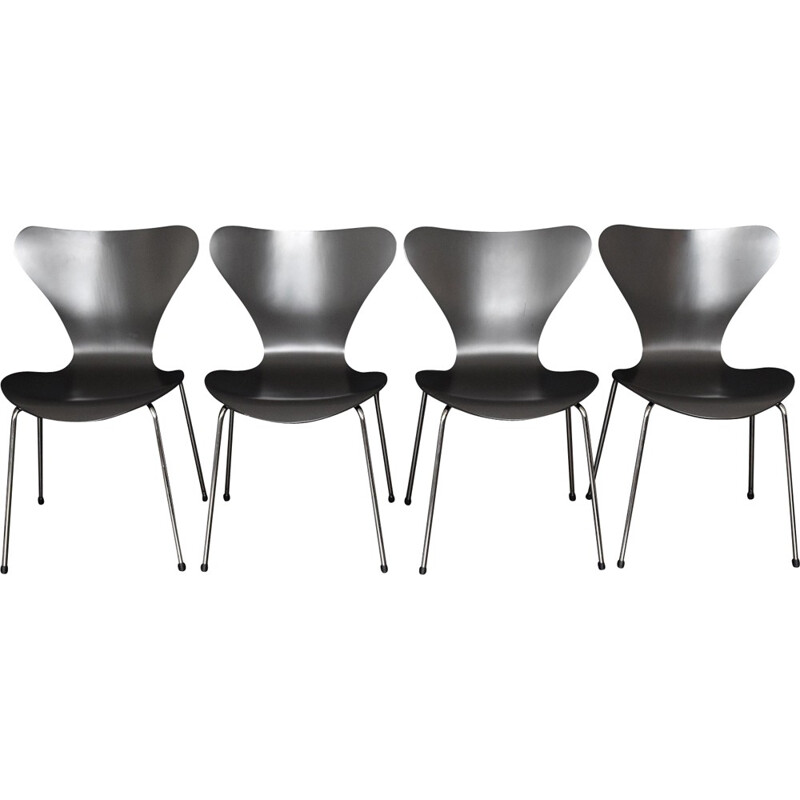 Suite de 4 chaises empilables "3107" en gris foncé d'Arne Jacobsen pour Fritz Hansen - 1950