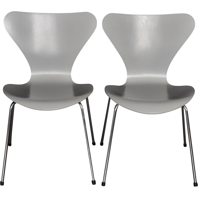 Pair of "3107" stacking chairs in light grey by Arne Jacobsen for Fritz Hansen - 1950s