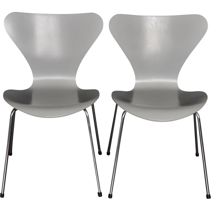 Paire de chaises empilables "3107" en gris clair d'Arne Jacobsen pour Fritz Hansen - 1950