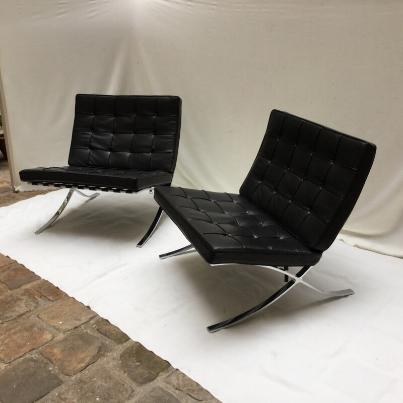 Pair of "Barcelona" low chairs by Ludwig Mies van der Rohe pour Knoll - 2000s