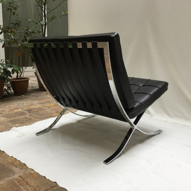 Pair of "Barcelona" low chairs by Ludwig Mies van der Rohe pour Knoll - 2000s