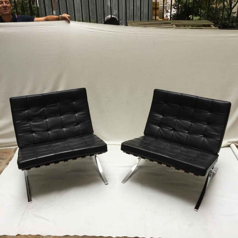 Pair of "Barcelona" low chairs by Ludwig Mies van der Rohe pour Knoll - 2000s
