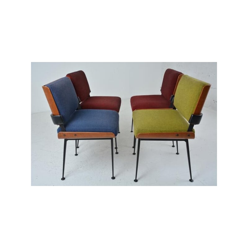 Suite de 4 chaises bleues, vertes et bordeaux d'Alain Richard - 1960