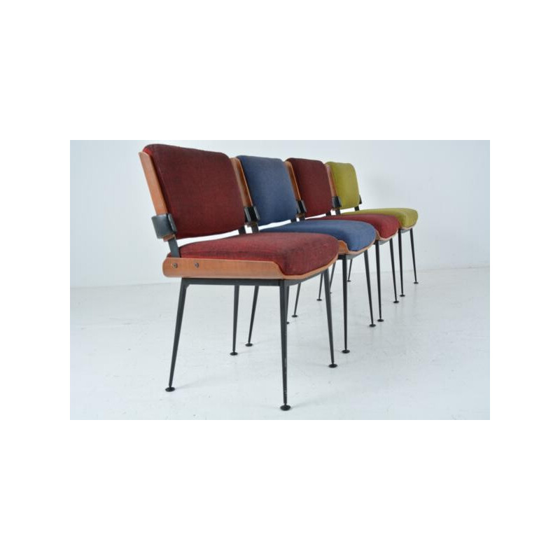 Suite de 4 chaises bleues, vertes et bordeaux d'Alain Richard - 1960