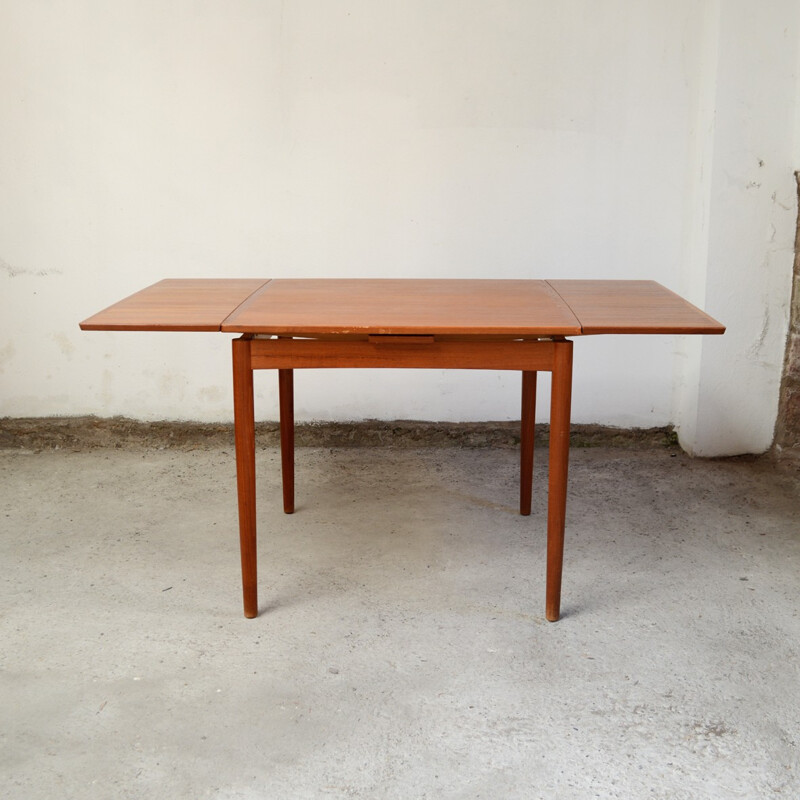 Table à repas en teck carrée par Hundevad & co - 1960