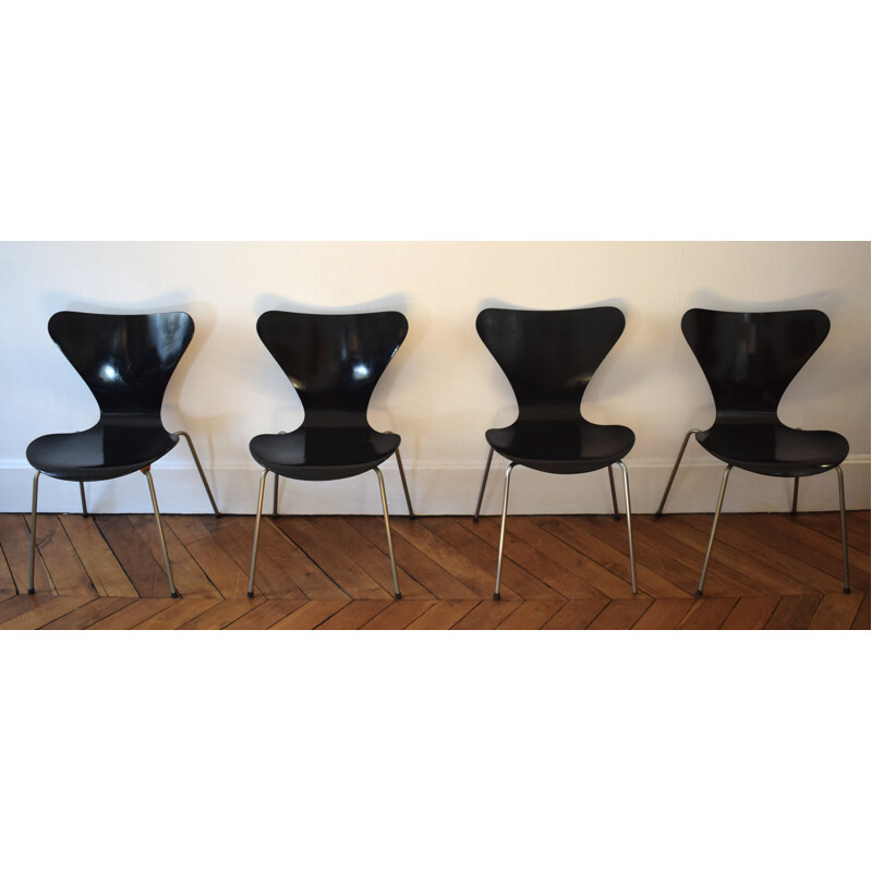 Suite de 4 chaises noirs vintage Série 7 d'Arne Jacobsen - 1950