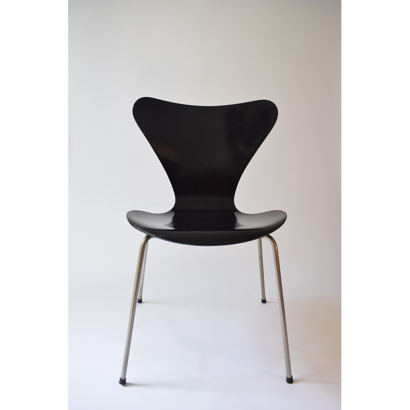 Suite de 4 chaises noirs vintage Série 7 d'Arne Jacobsen - 1950