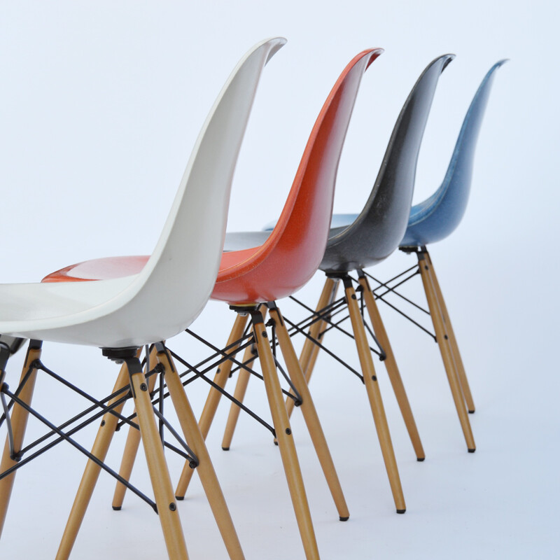Suite de 4 chaises vintage DSW par Eames pour Vitra - 1960