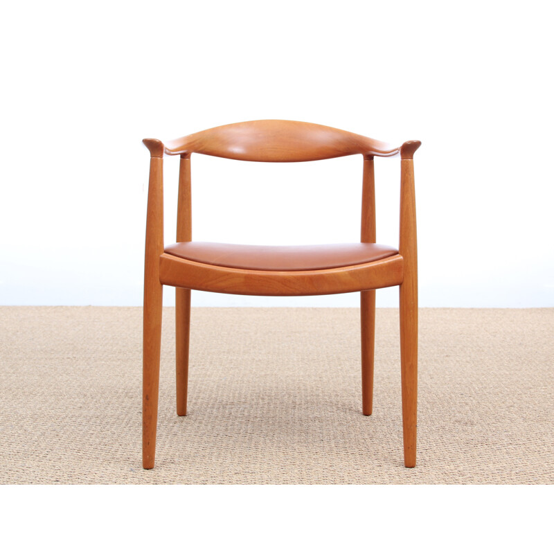 Fauteuil vintage scandinave "Round chair" en acajou massif par Hans J. Wegner pour Johannes Hansen - 1970