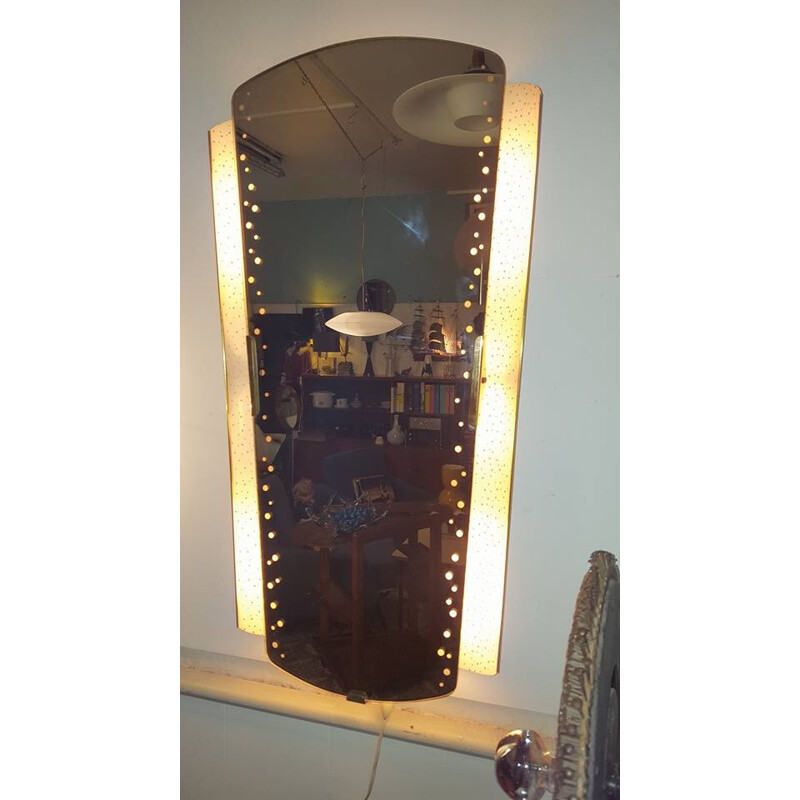 Espejo iluminado vintage de chapa perforada y latón, 1950
