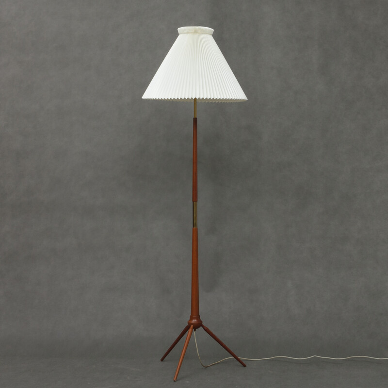 Lampadaire tripode en teck avec abat-jour par Le Klint - 1960