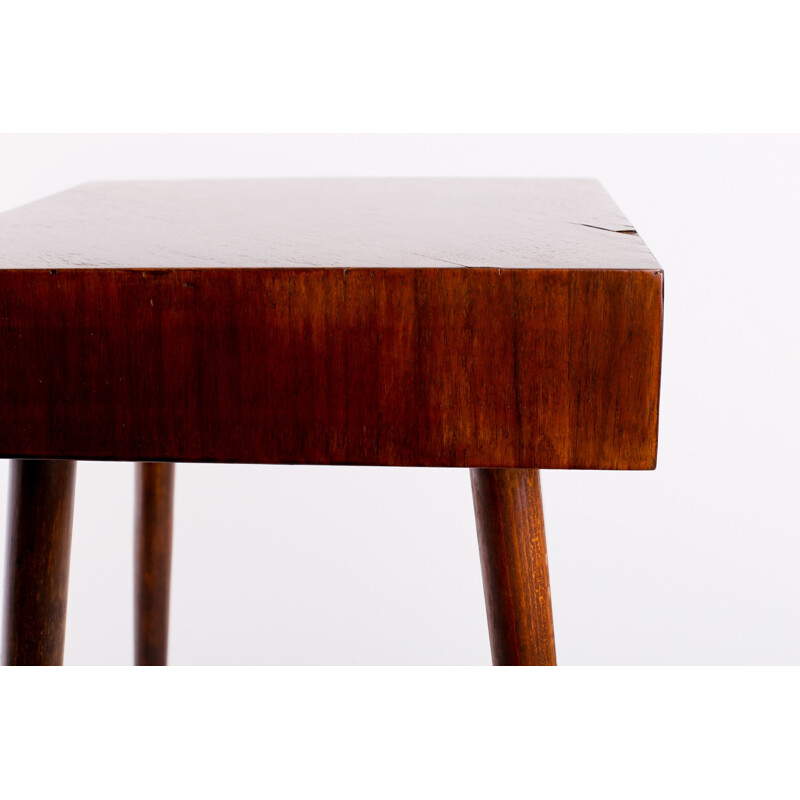 Petite table d'appoint brutaliste vintage en placage de noyer - 1970
